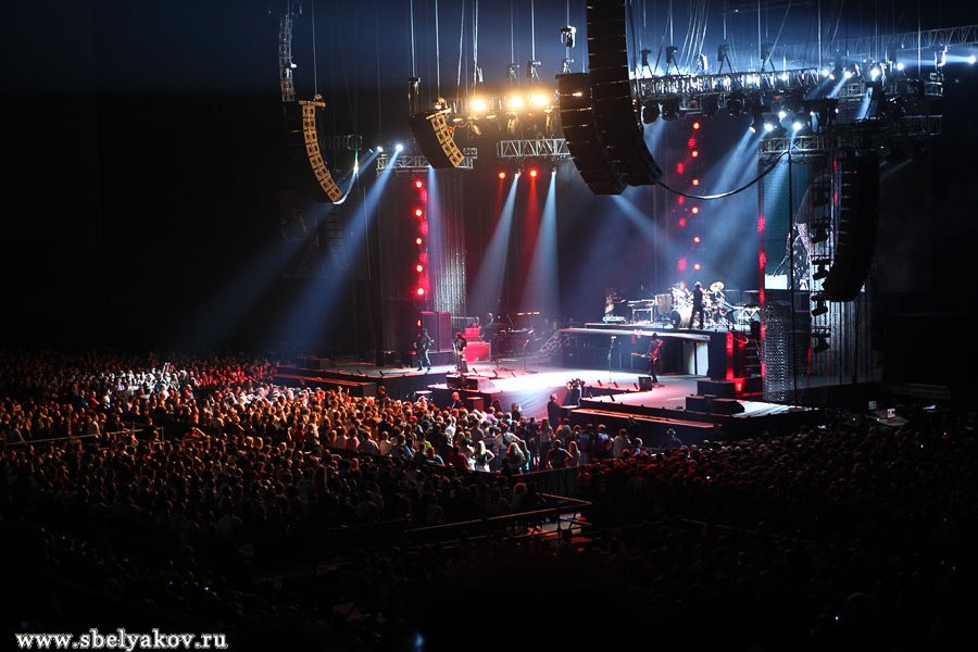 http://www.sbelyakov.ru/concert2010/guns_n_roses/index.files/original_images/p0000035.jpg